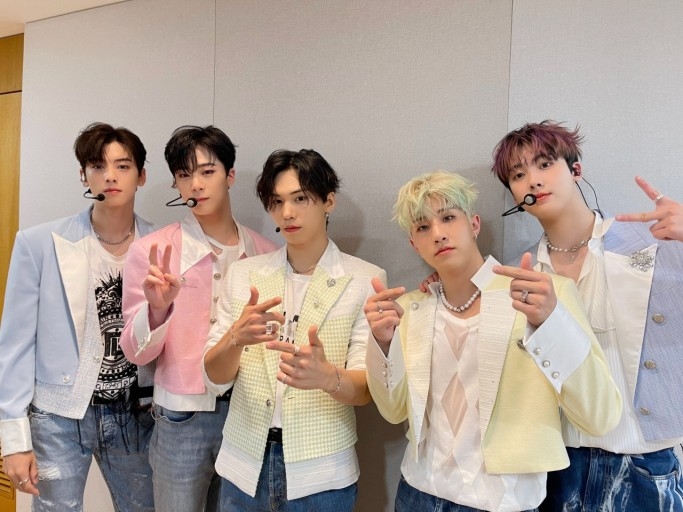 文彬以男團ASTRO出道