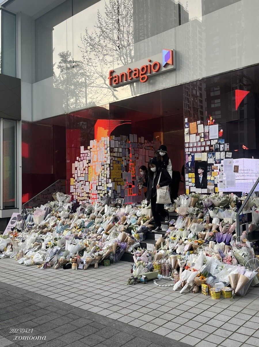 粉絲在經紀公司前為文彬追悼