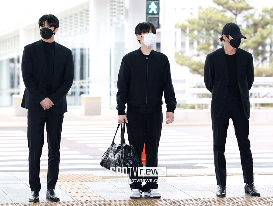 MONSTA X全身黑現身機場