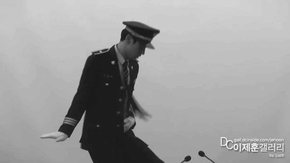2013年穿著警服跳Michael Jackson的經典舞曲