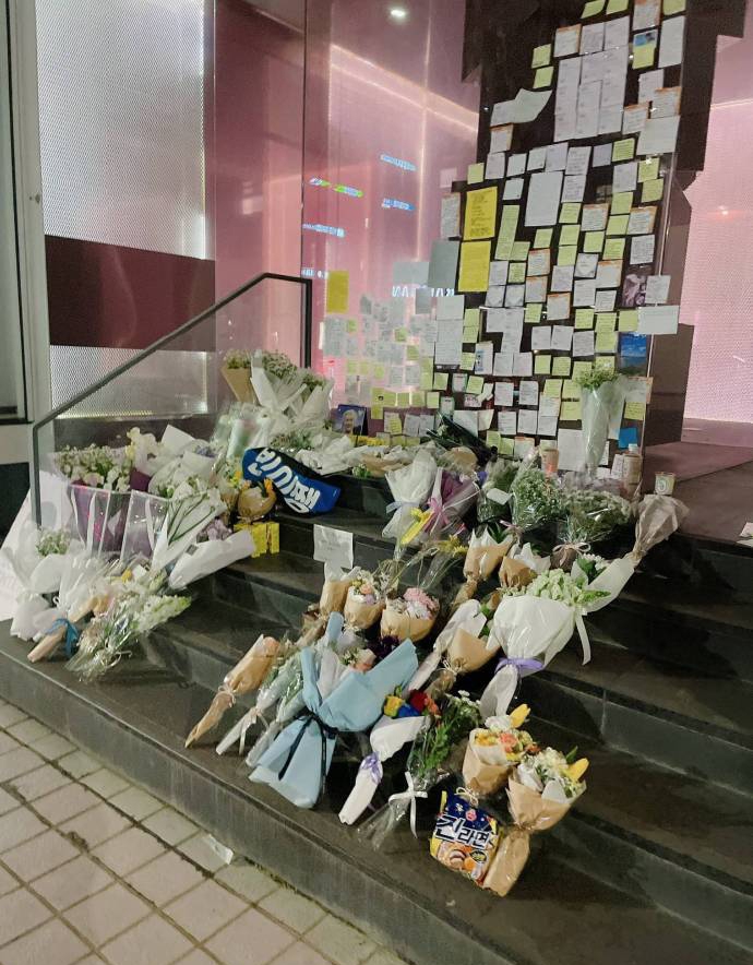 粉絲在經紀公司前為文彬追悼