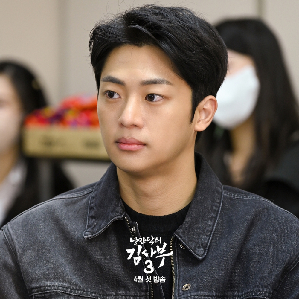 李新英飾演石垣醫院的忙内醫生「張東華」