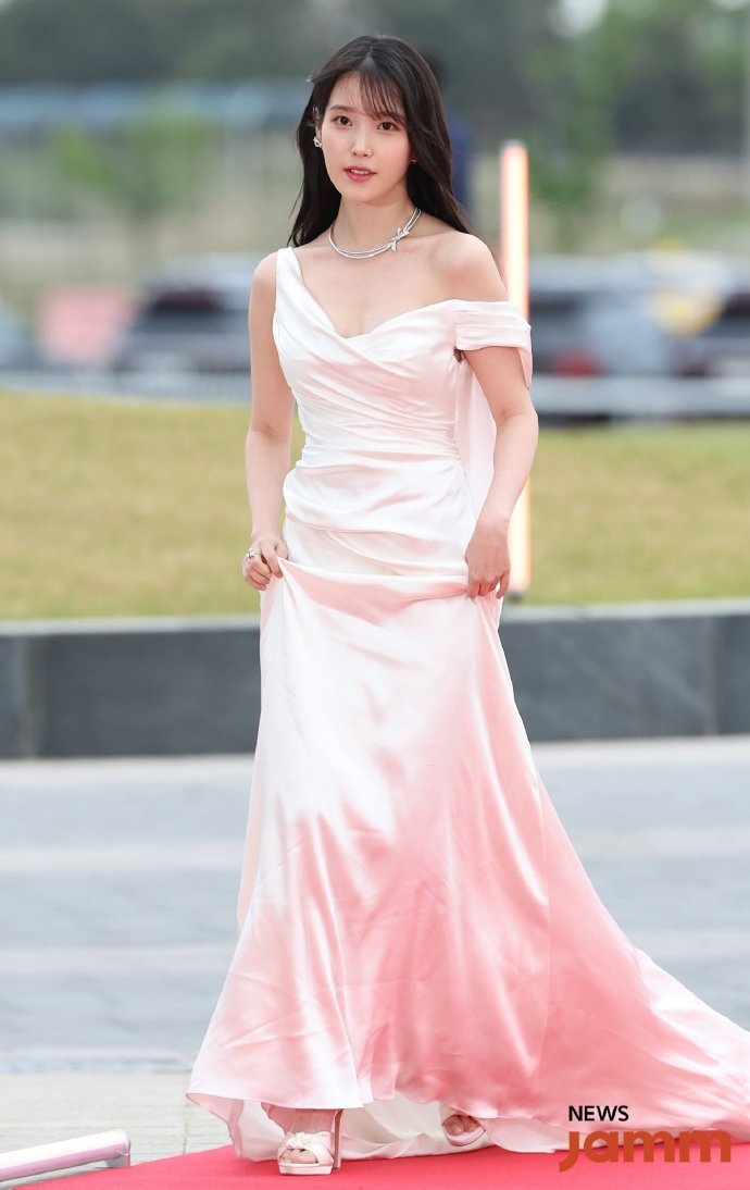 《百想藝術大獎》IU