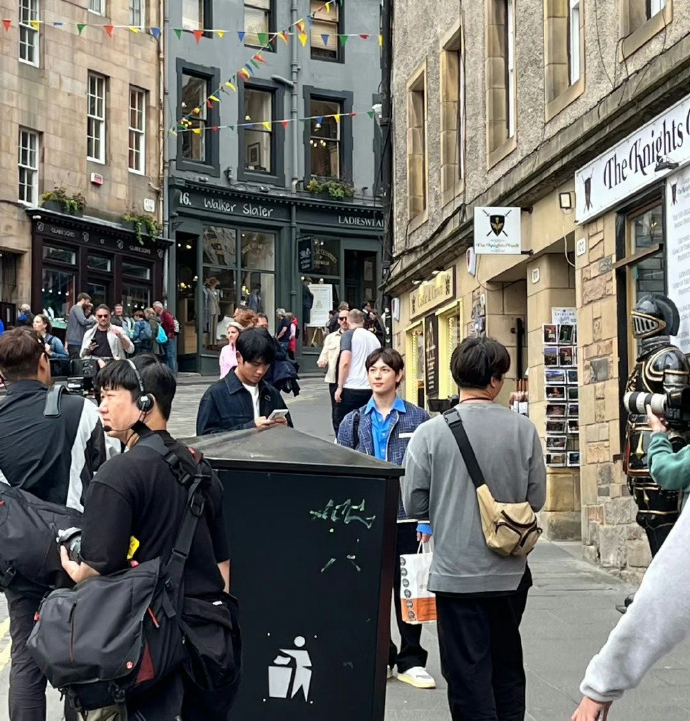 丁海寅&任時完蘇格蘭拍攝綜藝路透照曝光