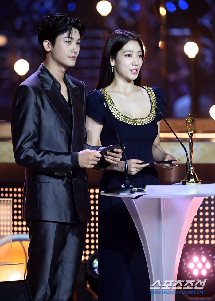 朴信惠、朴炯植一起出席《青龍系列大獎》擔任頒獎嘉賓