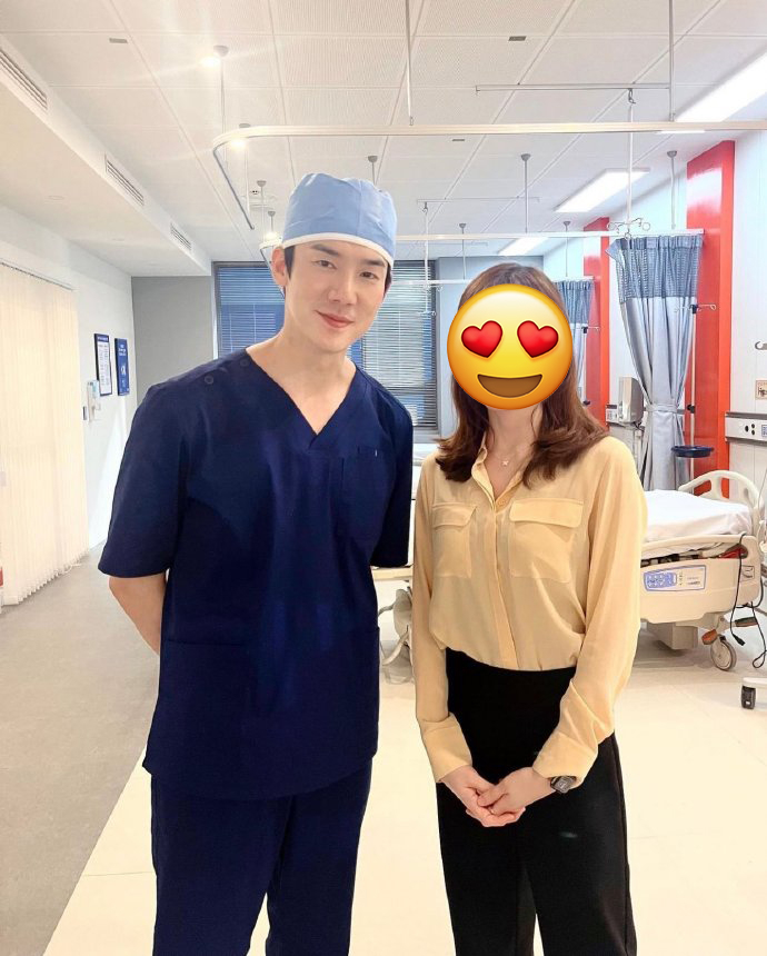 柳演錫身穿手術服出現在《金師傅3》拍攝現場