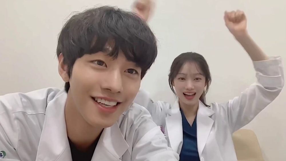 安孝燮之前與李聖經履行行《金師傅2》收視公約一同演唱OST