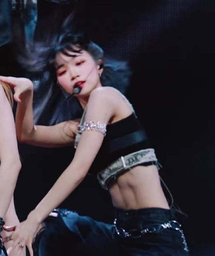 LE SSERAFIM金采源