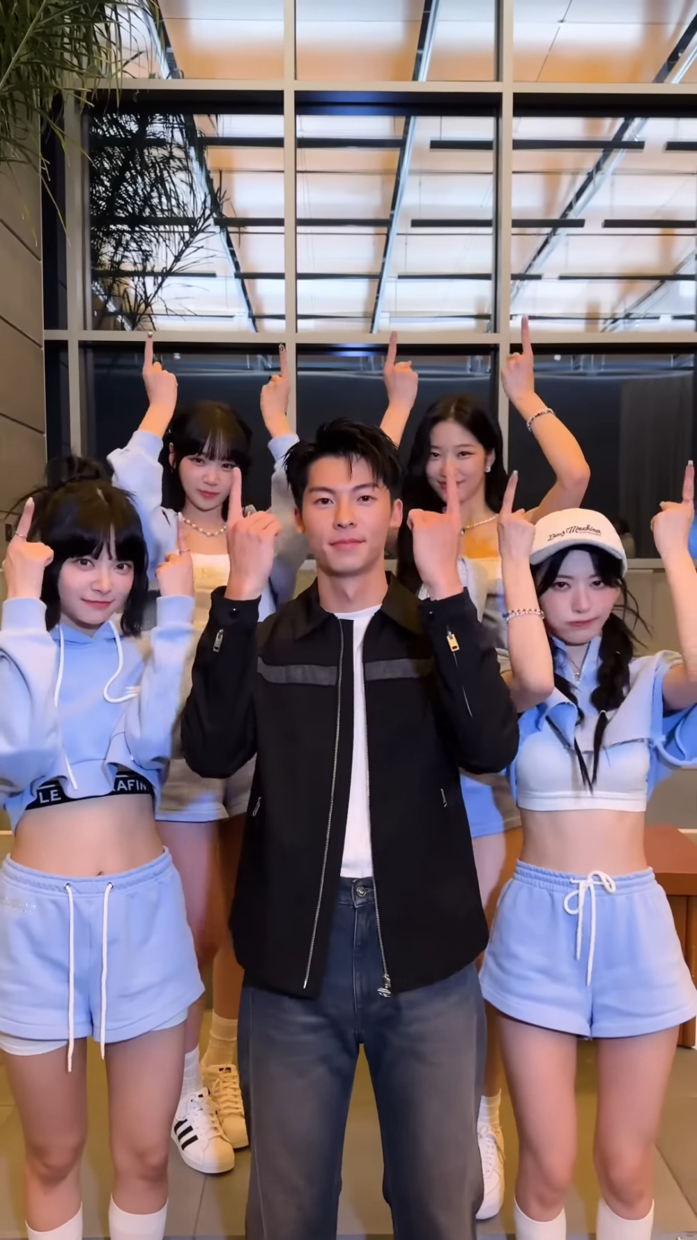 許光漢與成員們一起完成〈UNFORGIVEN〉的舞蹈挑戰影片