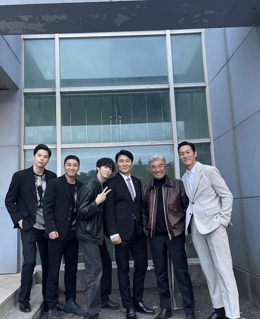 李泰熙上傳與演員們的合照