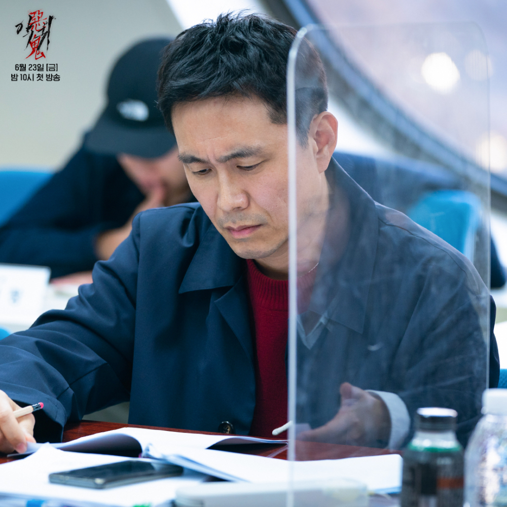 吳正世飾演富裕家庭出身，能夠看見鬼的民俗學教授「廉海相」