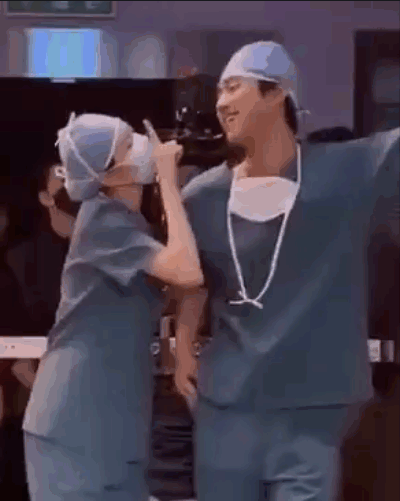 李聖經撒嬌拜託安孝燮一起跳「歐巴有車嗎」搞笑舞