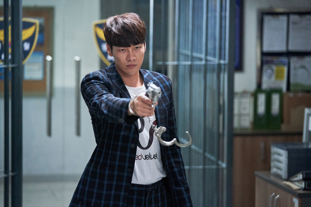 金英光被提議飾演武器買賣中間人「文白」