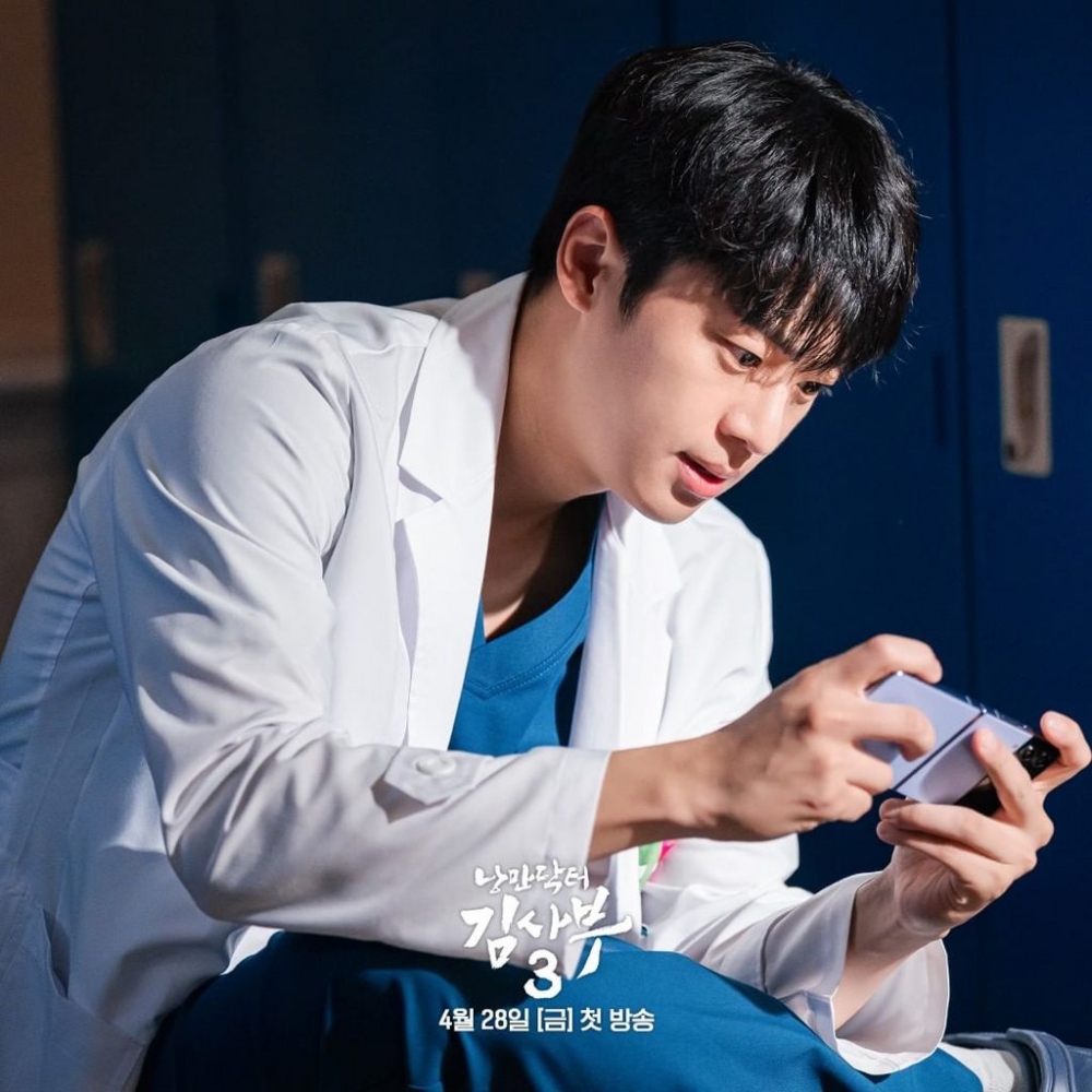 李新英飾演石垣醫院忙內醫生「張東華」