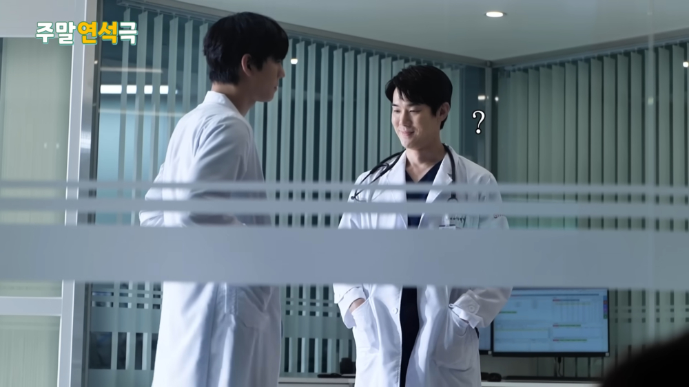 柳演錫與安孝燮很有默契地同時插口袋