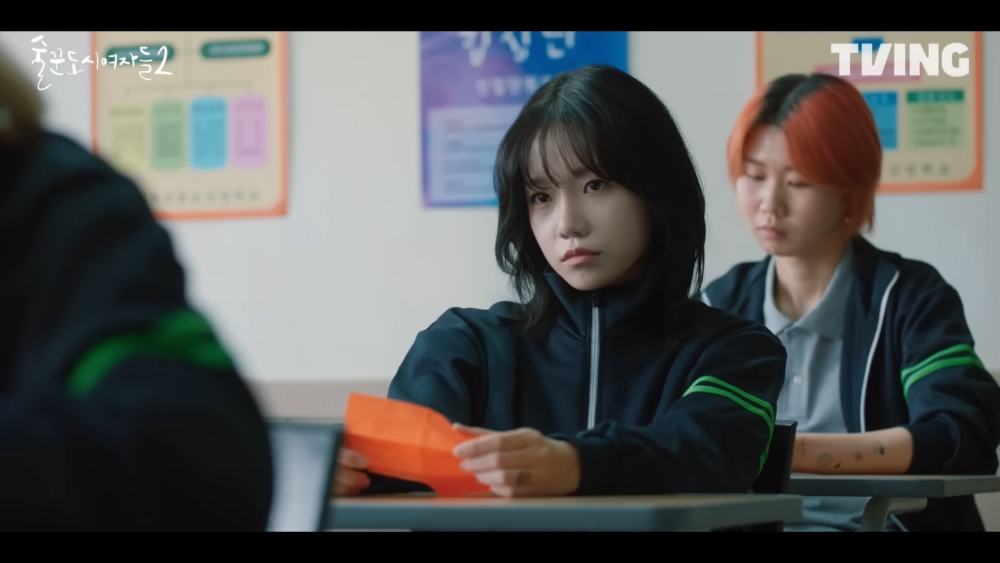 《酒鬼都市女人們2》中飾演滿口髒話的不良少女「施恩」