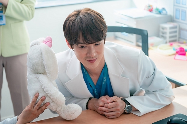 《機智醫生生活》「安政源」同是醫生角色形象卻截然不同