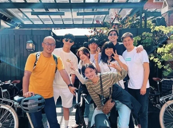 朴敘俊去年曾被中國網友目擊與女方在英國一起逛街