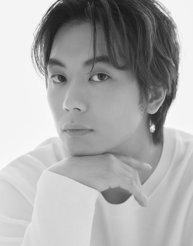 《大力女子都奉順》裡雙胞胎弟弟「都奉奇」的安友淵飾演千莎朗的男友「孔侑南」