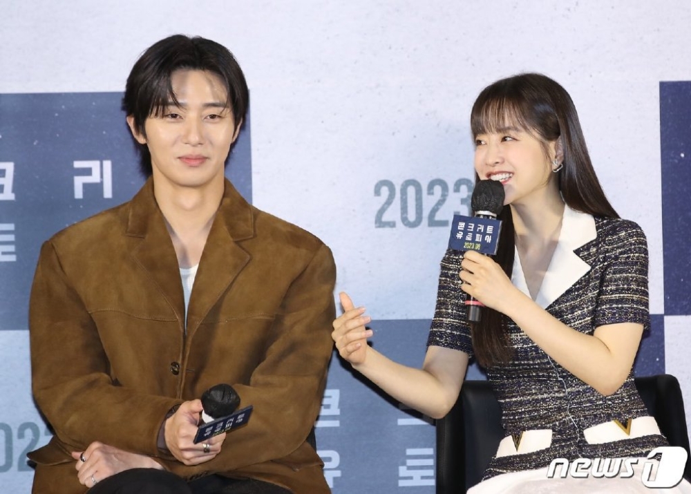 朴寶英透露與朴敘俊的第一場戲就是拍婚紗