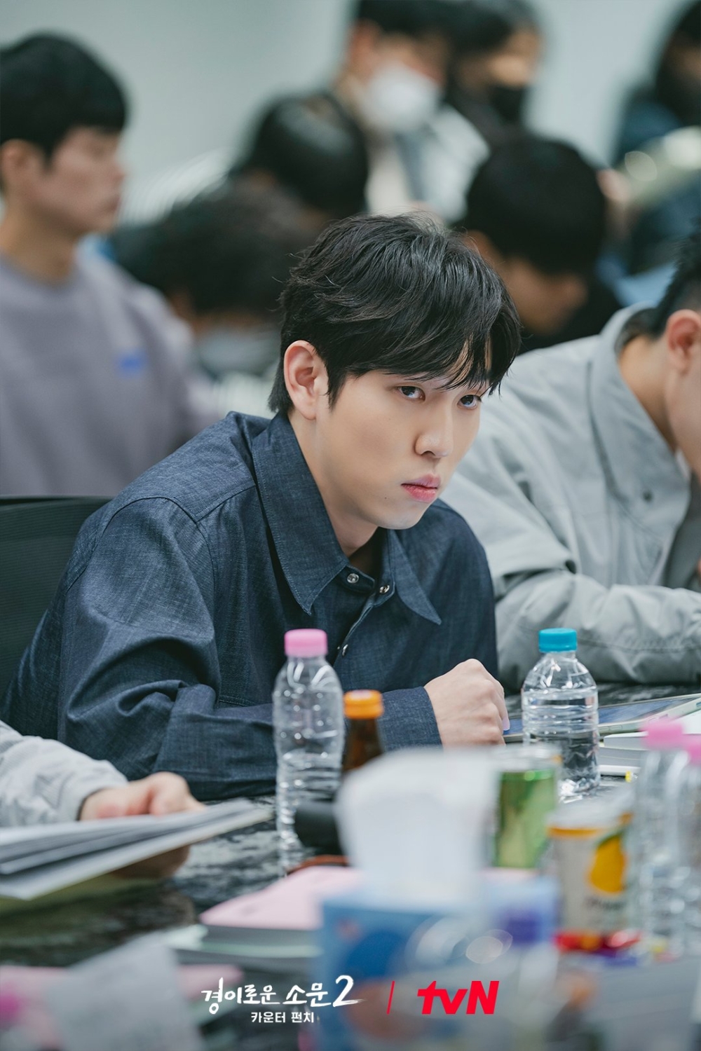 劉仁秀則飾演對所有的一切都陌生而笨拙的傻里傻氣的Counter新職員「赤峰」