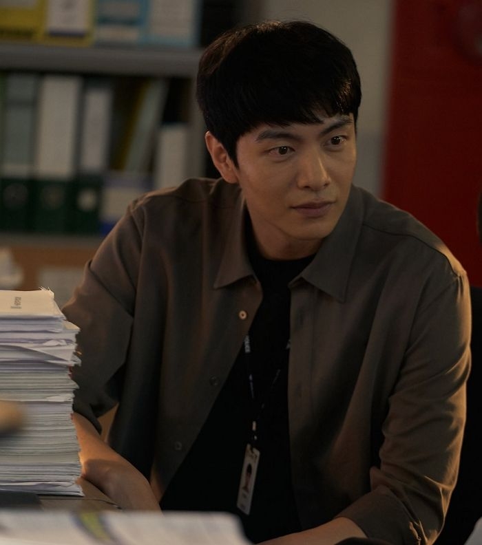 李民基飾演被降職到農村的熱血刑警「張烈」