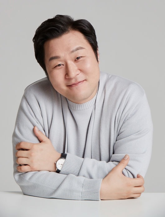 尹敬浩飾演普通外科科長兼肛門外科教授「韓友林」