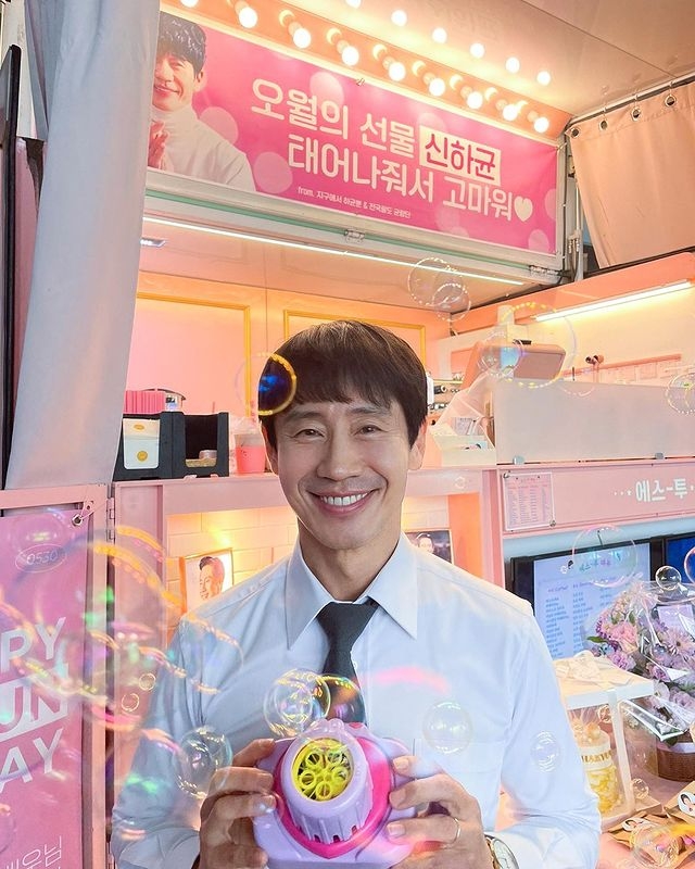 經紀公司上傳申河均生日相關的粉絲福利照