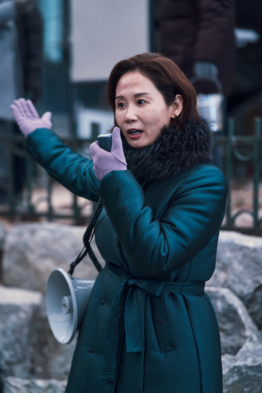 金善映飾演「金愛」
