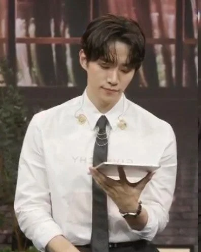 俊昊單手就能握住整個平板