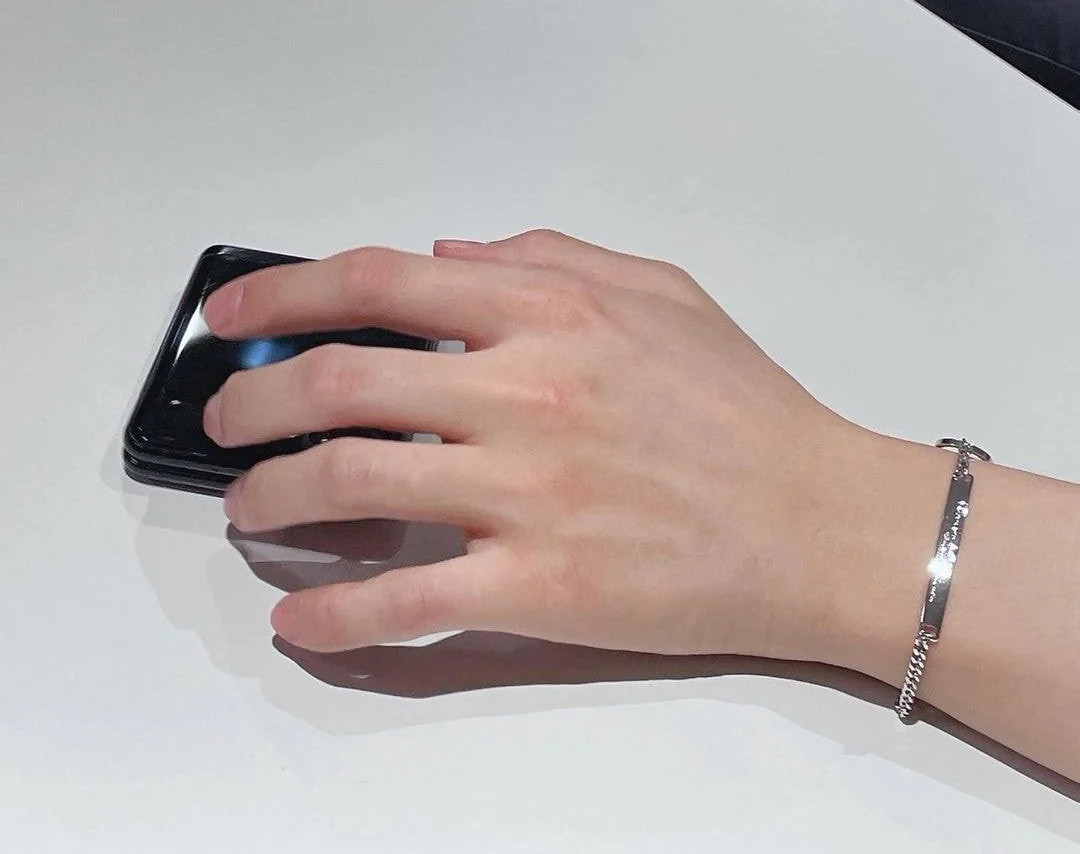 摺疊機在俊昊的手中更顯小