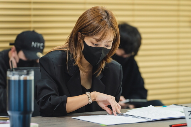 曹寶兒飾演溫州市廳綠地科一般行政職位9級公務員也是木盒的主人「李洪昭」