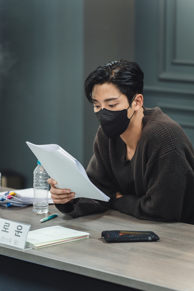 路雲飾演被詛咒的王牌律師「張申侑」