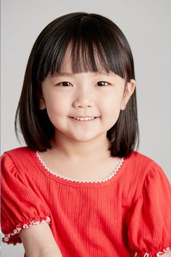 奇昭侑則飾演被關在家中的6歲孩子「趙敏河」。