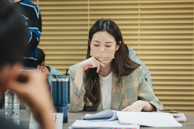 Yura飾演室內設計師同時也是張申侑的戀人「尹娜妍」