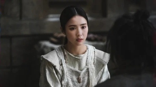 申世京飾演成為百姓利用神旨的阿斯達大祭官「坦雅」