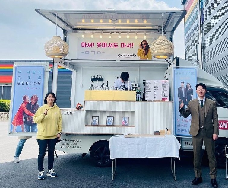 文佳煐為李秀賢導演和金東旭送上應援咖啡車