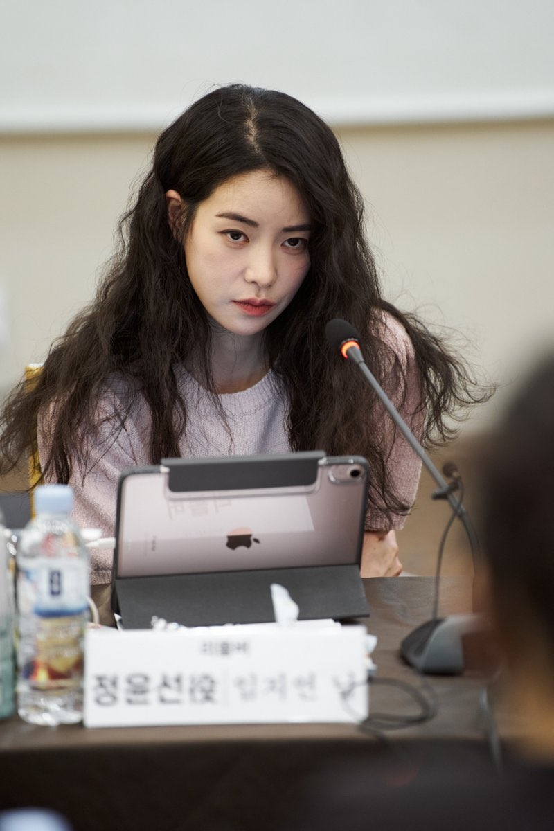 林智妍則將飾演為了自己的目的，與秀英同行的「鄭允善」