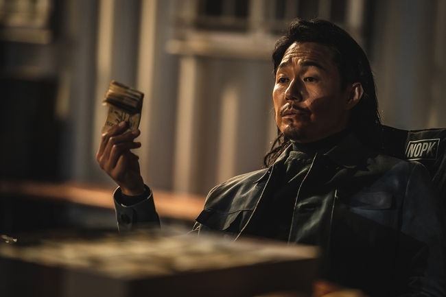 朴誠雄飾演秀赫殺死組織的老闆後新上任的組織領導「應國」