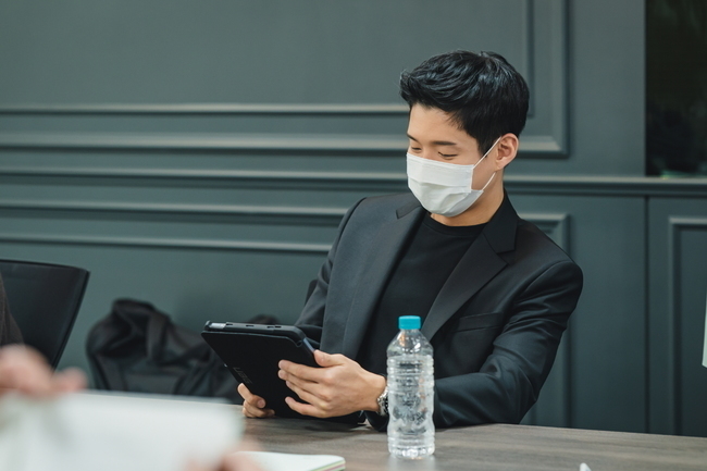 河俊則將飾演溫州市廳政策輔佐官，李洪昭的單戀對象「權載京」