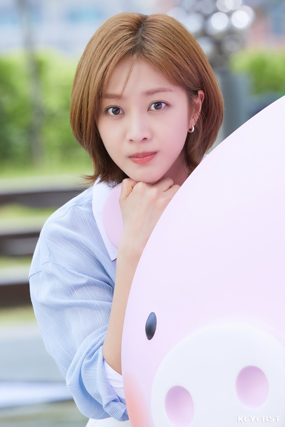 曹寶兒飾演溫州市廳綠地科一般行政職位9級公務員也是木盒的主人「李洪昭」