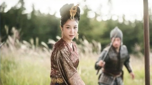 金玉彬則飾演為了自己的目標而利用一切的政治家「太扎夏」。