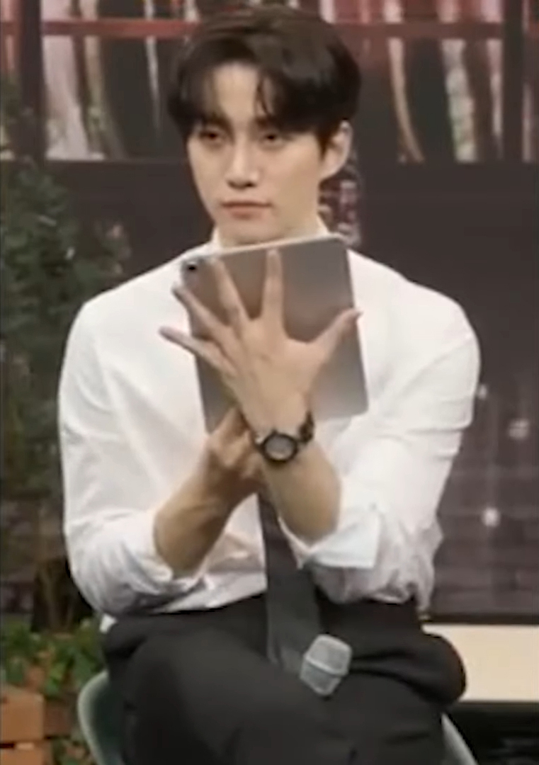 俊昊的手比平板還大