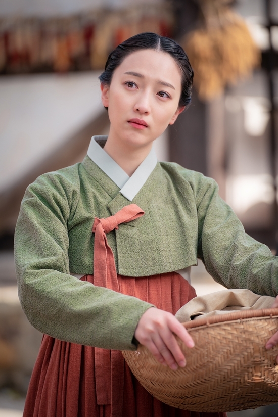 前世的女主是大伽倻將軍唯一的女兒「漢麗塔Hanrita」，是個長相端正、聰明自信的18歲姑娘。