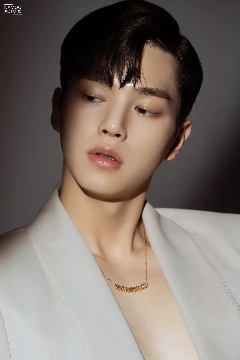 宋江飾演的是各方面都優於人類的惡魔「鄭具元」