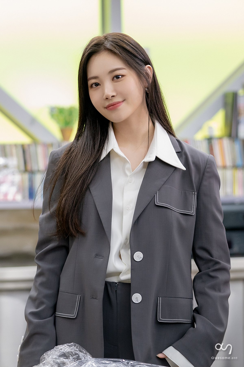 Yura飾演室內設計師同時也是張申有的戀人「尹娜妍」