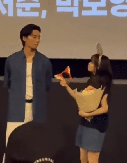 「拒帶髮箍」事件