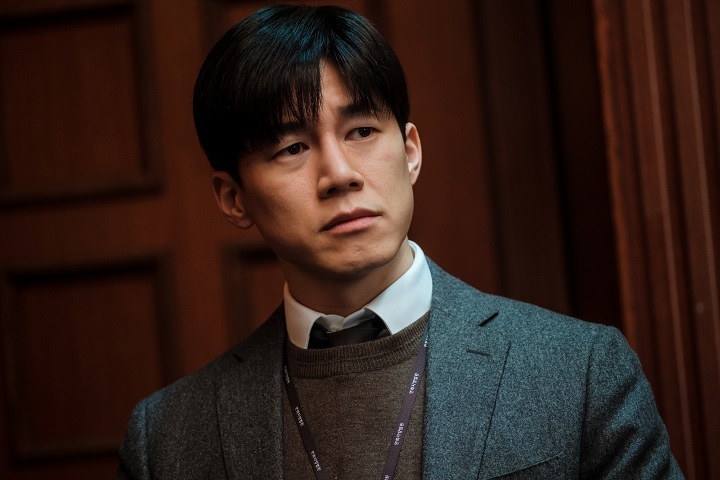 金武烈飾演金國浩的代理律師「李相峰」