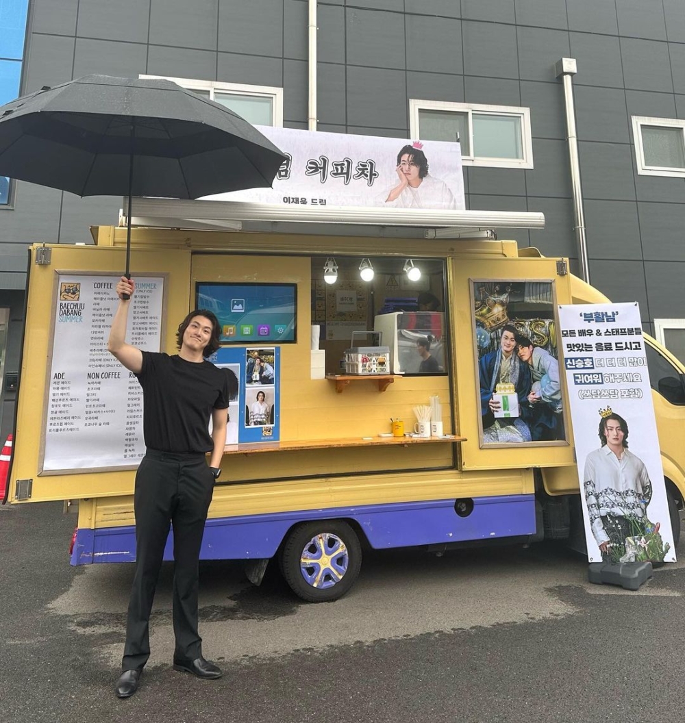 李宰旭為正在拍新作品《復活男》的申承浩送上應援咖啡車