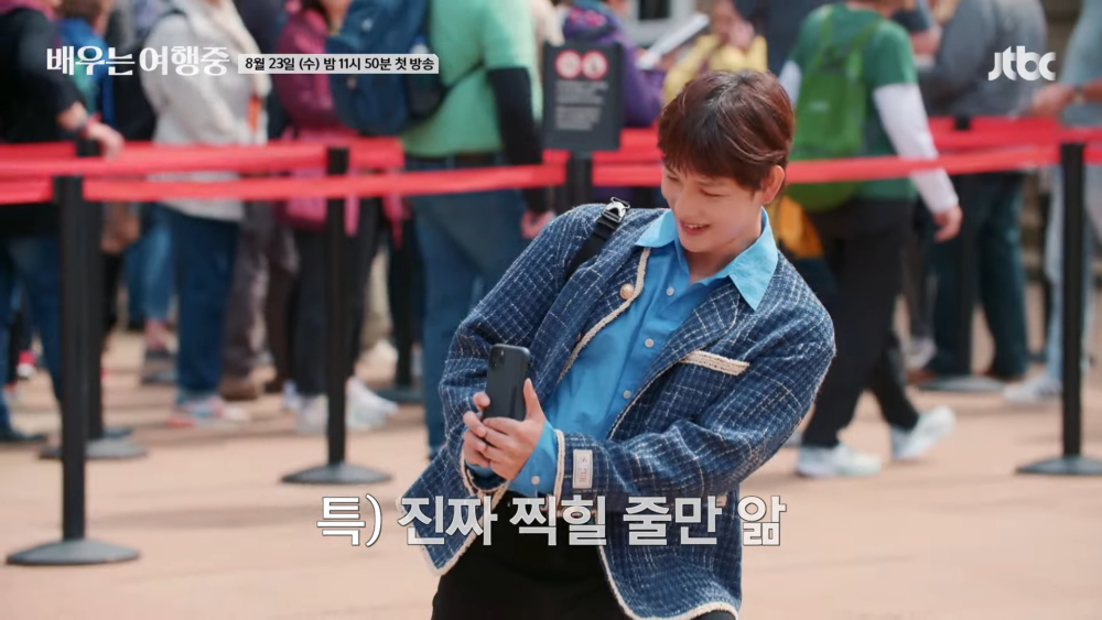 任時完拍照姿勢很專業的樣子